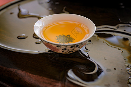 茶香满屋，春意盎然：茶的好处与功效揭秘