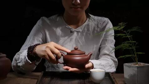 养生茶语：绿茶红茶，哪款茶饮更健康？